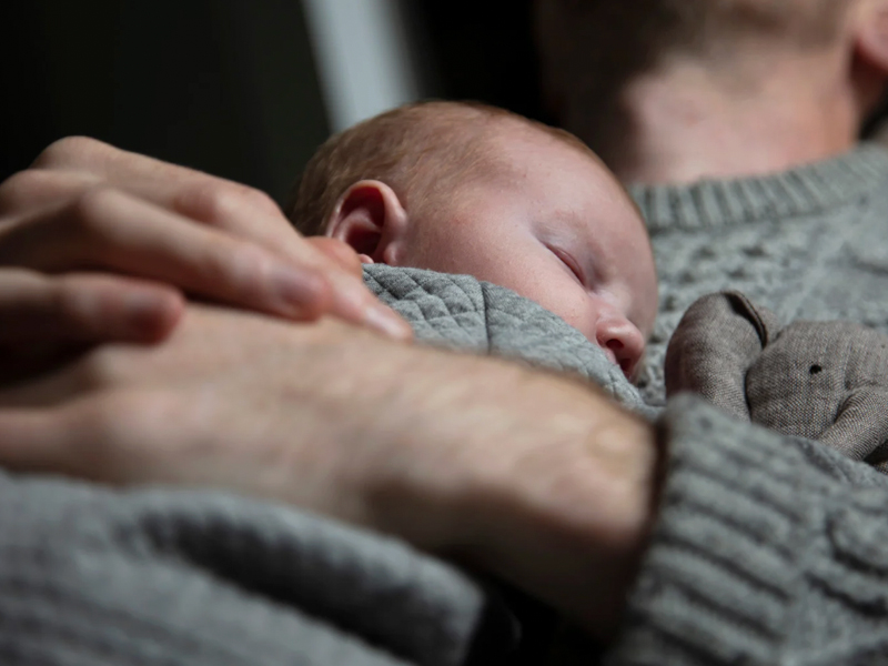 Projeto que amplia licença-paternidade para até 20 dias é aprovado pelo Senado e segue para sanção