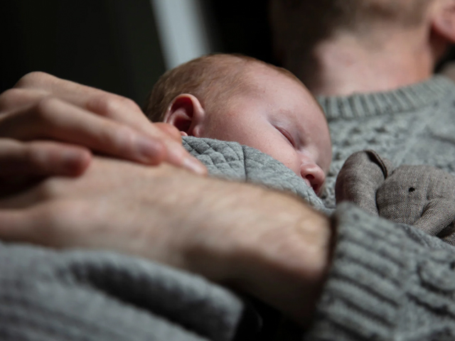 Projeto que amplia licença-paternidade para até 20 dias é aprovado pelo Senado e segue para sanção